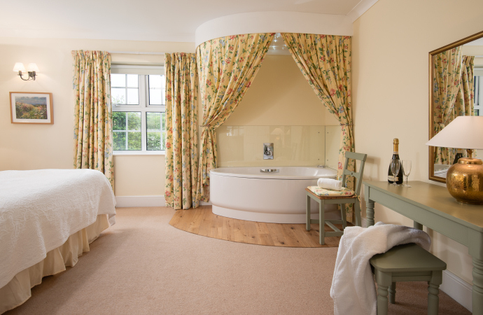 Double Bedroom with Bath, Eiderduck Cottage, Northumberland Double Bedroom
